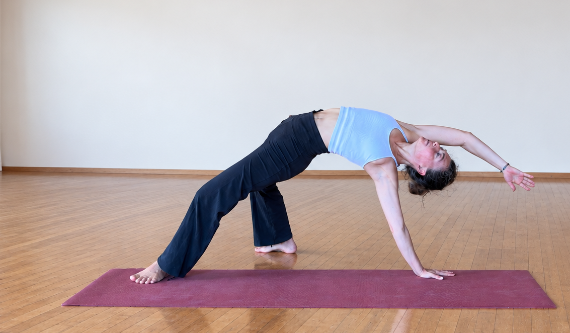 Une professeure de yoga prépare un cours dans un studio lumineux